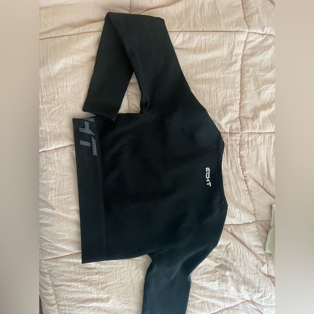 ECHT long sleeve crop top, doesn’t fit me never wore before. Super comfy.